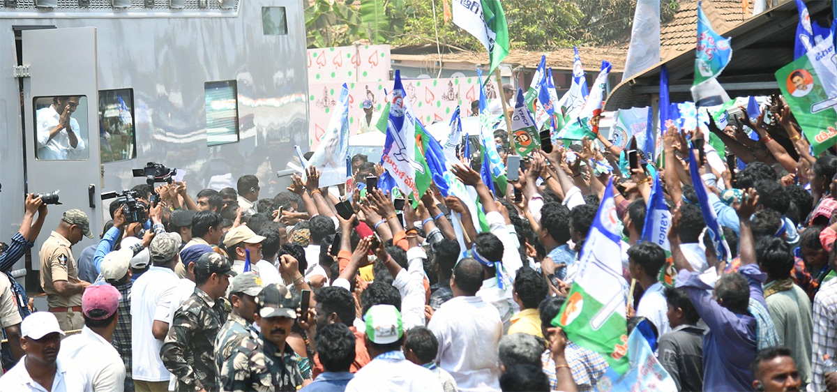 Memantha Siddham 16th day CM Jagan Bus Yatra West Godavari Photos - Sakshi2