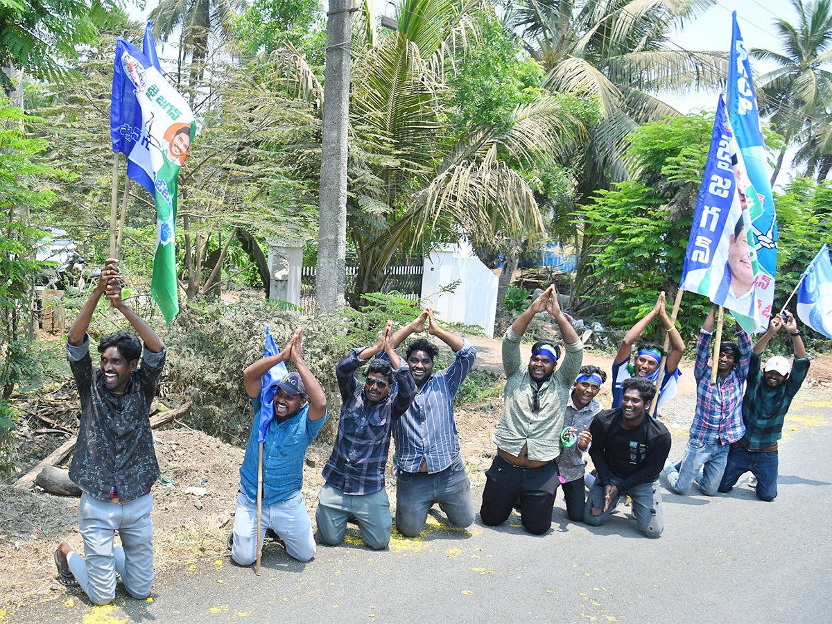 Memantha Siddham 16th day CM Jagan Bus Yatra West Godavari Photos - Sakshi20