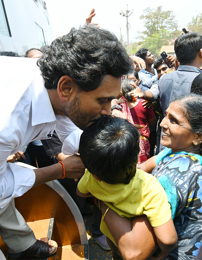 Memantha Siddham 16th day CM Jagan Bus Yatra West Godavari Photos - Sakshi3