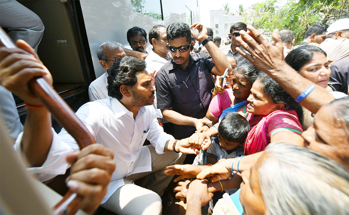 Memantha Siddham 16th day CM Jagan Bus Yatra West Godavari Photos - Sakshi4