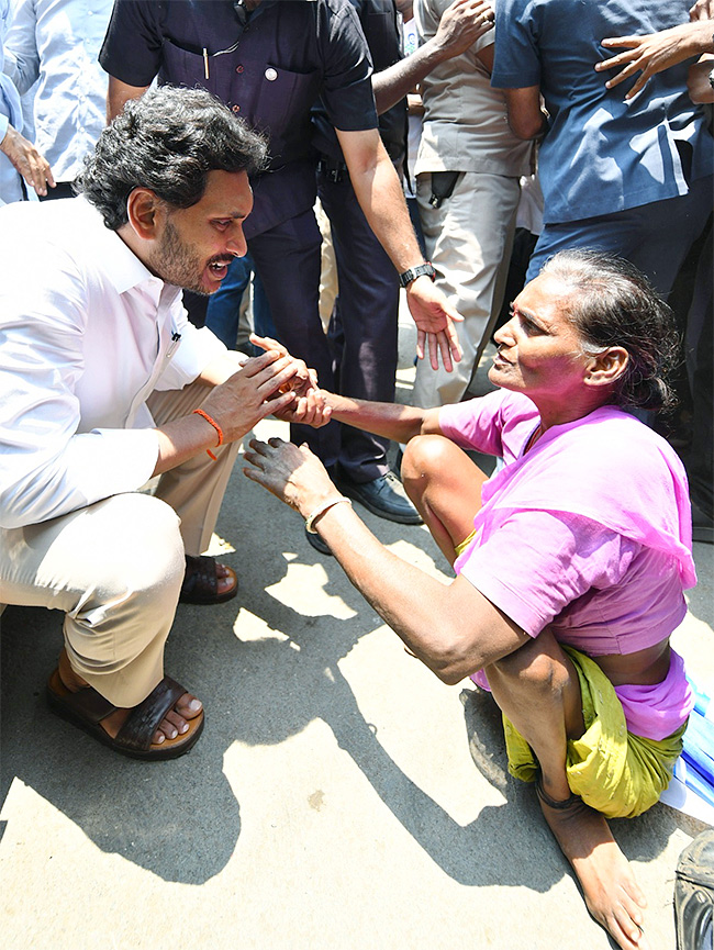 Memantha Siddham 16th day CM Jagan Bus Yatra West Godavari Photos - Sakshi5