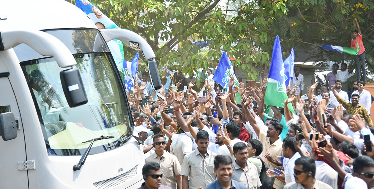 Memantha Siddham 16th day CM Jagan Bus Yatra West Godavari Photos - Sakshi8