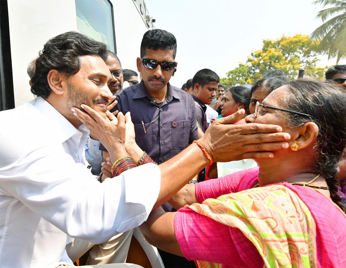 Memantha Siddham CM Jagan Bus Yatra West Godavari Photos - Sakshi10