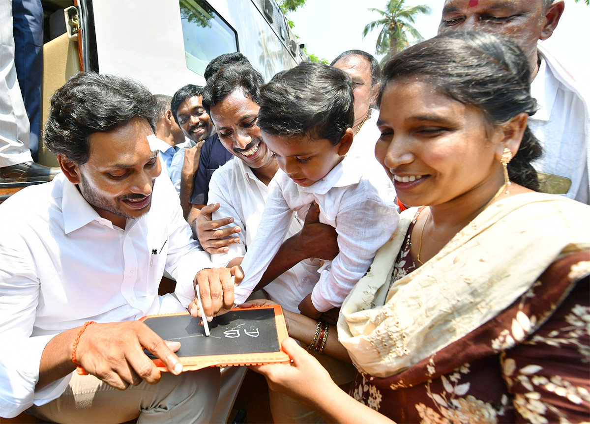 Memantha Siddham CM Jagan Bus Yatra West Godavari Photos - Sakshi11