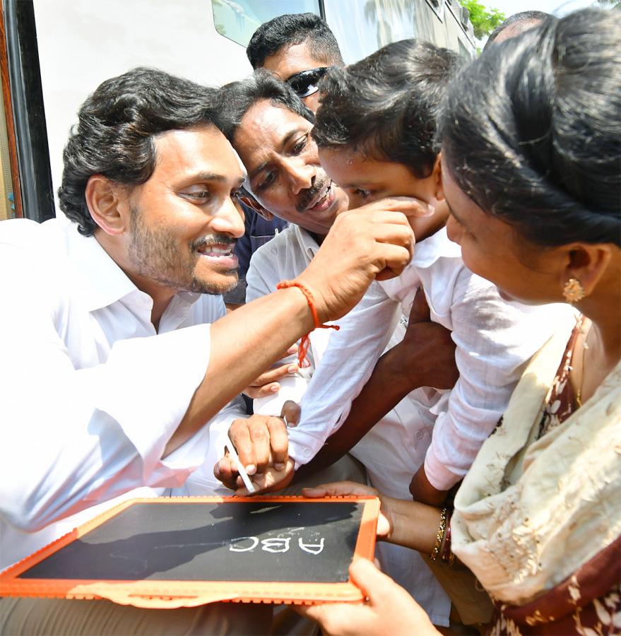 Memantha Siddham CM Jagan Bus Yatra West Godavari Photos - Sakshi12