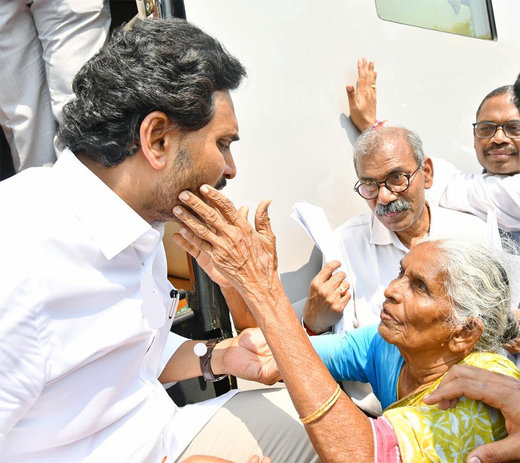 Memantha Siddham CM Jagan Bus Yatra West Godavari Photos - Sakshi13