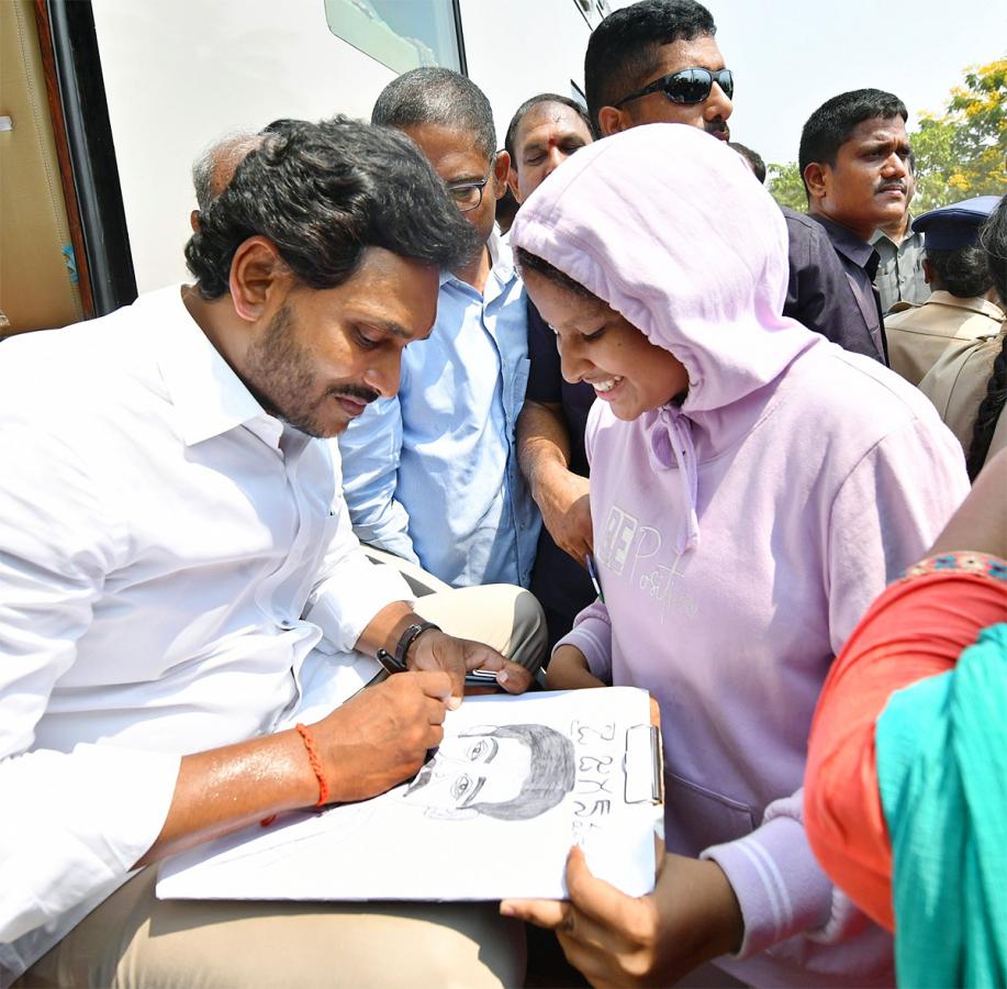 Memantha Siddham CM Jagan Bus Yatra West Godavari Photos - Sakshi14