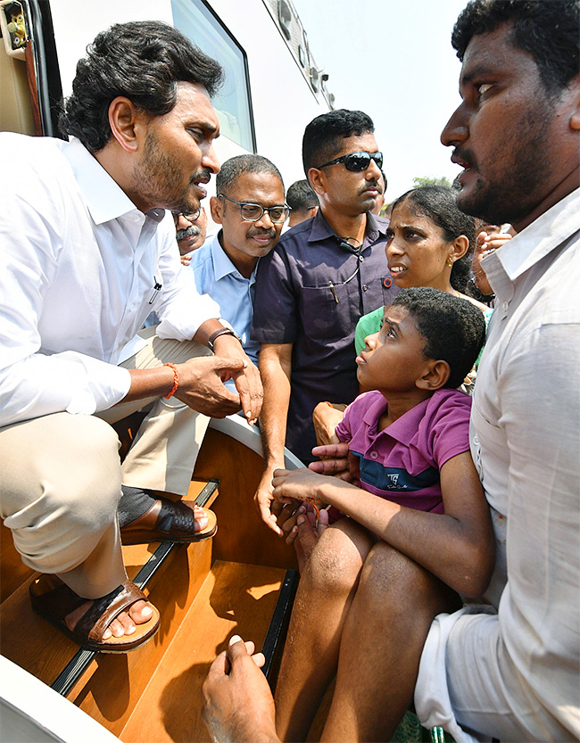 Memantha Siddham CM Jagan Bus Yatra West Godavari Photos - Sakshi15