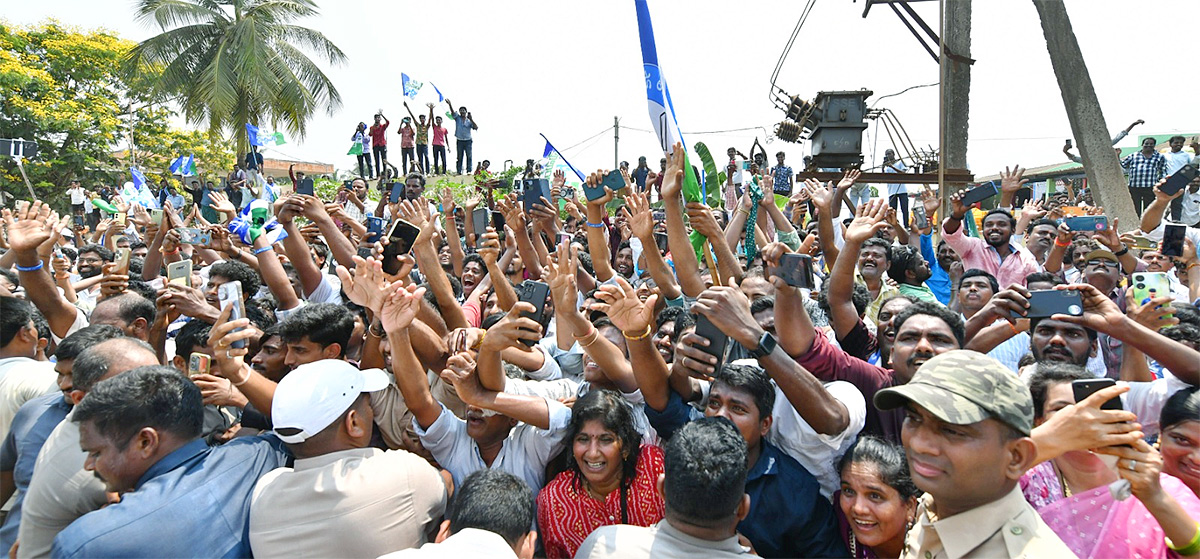 Memantha Siddham CM Jagan Bus Yatra West Godavari Photos - Sakshi16