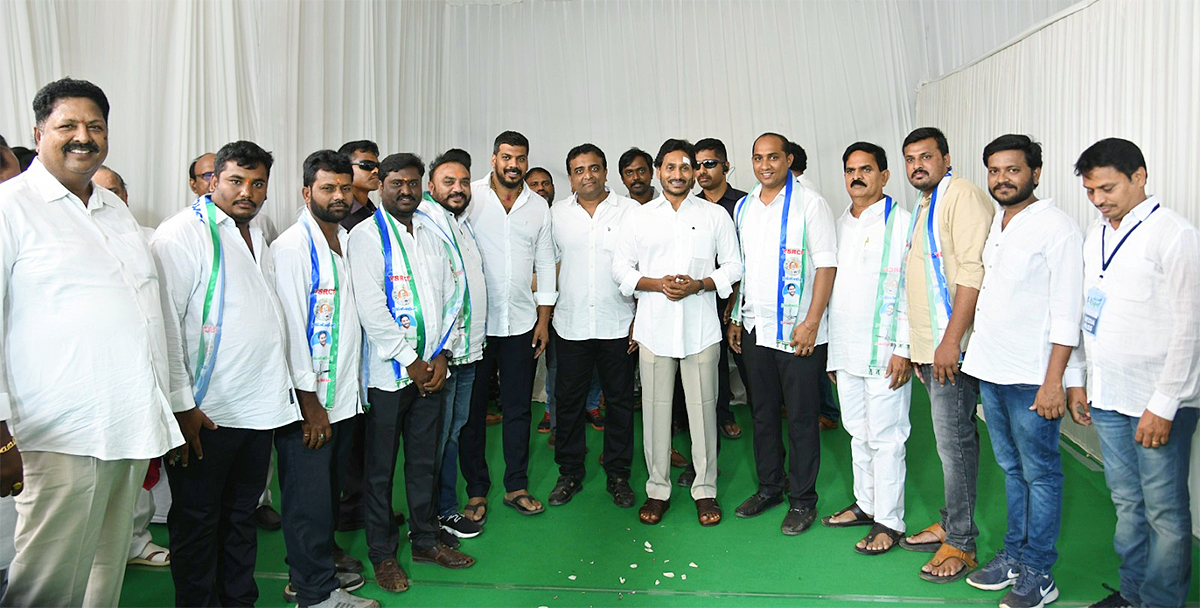 Memantha Siddham CM Jagan Bus Yatra West Godavari Photos - Sakshi2