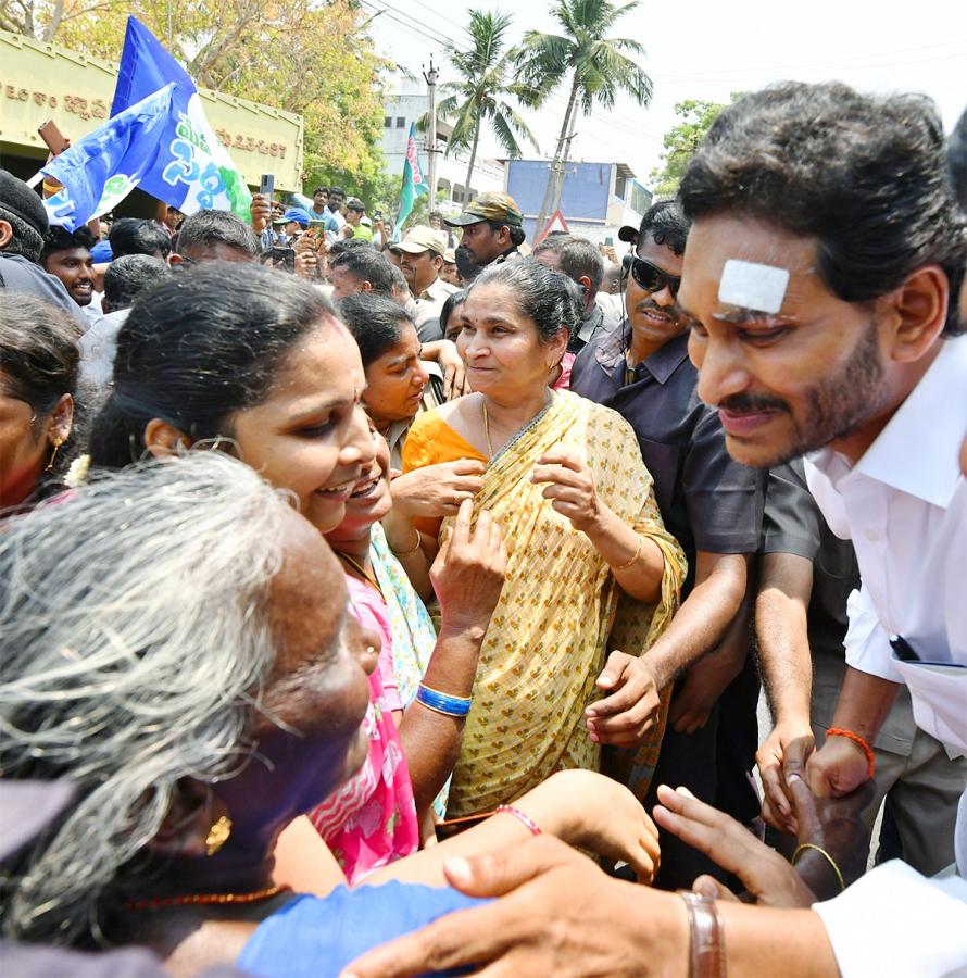 Memantha Siddham CM Jagan Bus Yatra In West Godavari Photos - Sakshi29