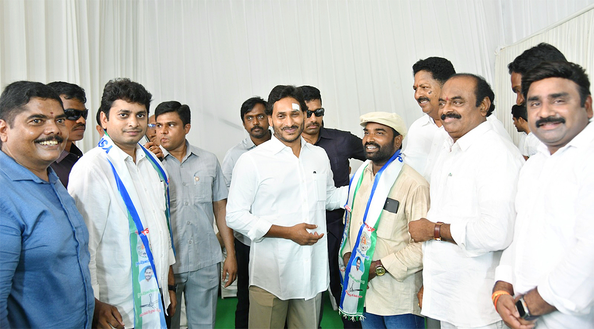 Memantha Siddham CM Jagan Bus Yatra West Godavari Photos - Sakshi4