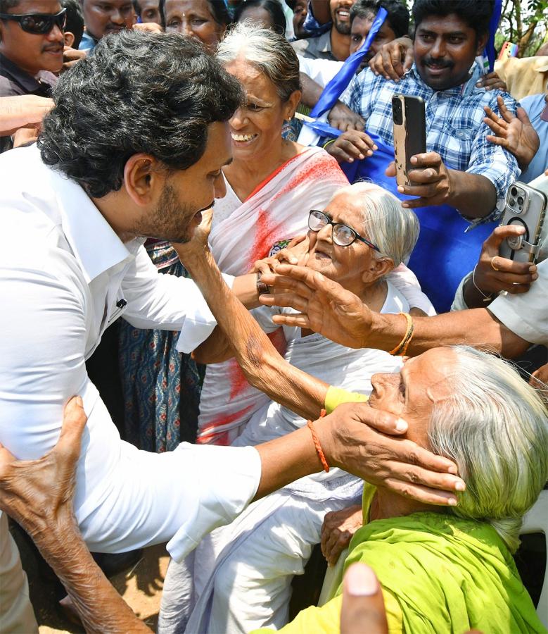 Memantha Siddham CM Jagan Bus Yatra In West Godavari Photos - Sakshi43