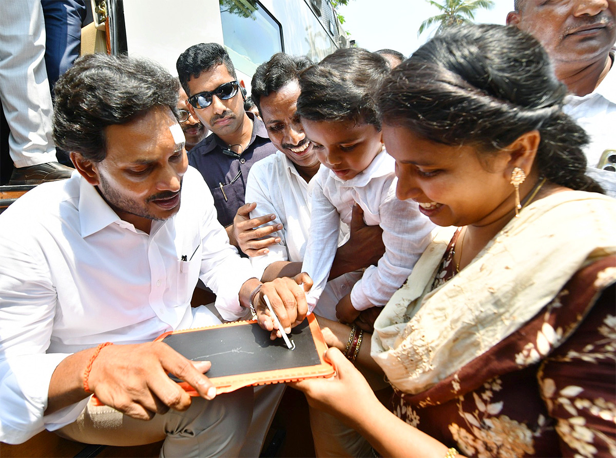 Memantha Siddham CM Jagan Bus Yatra West Godavari Photos - Sakshi5