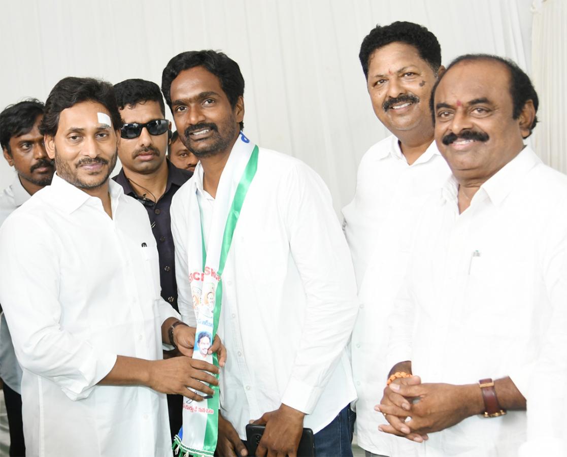 Memantha Siddham CM Jagan Bus Yatra West Godavari Photos - Sakshi6