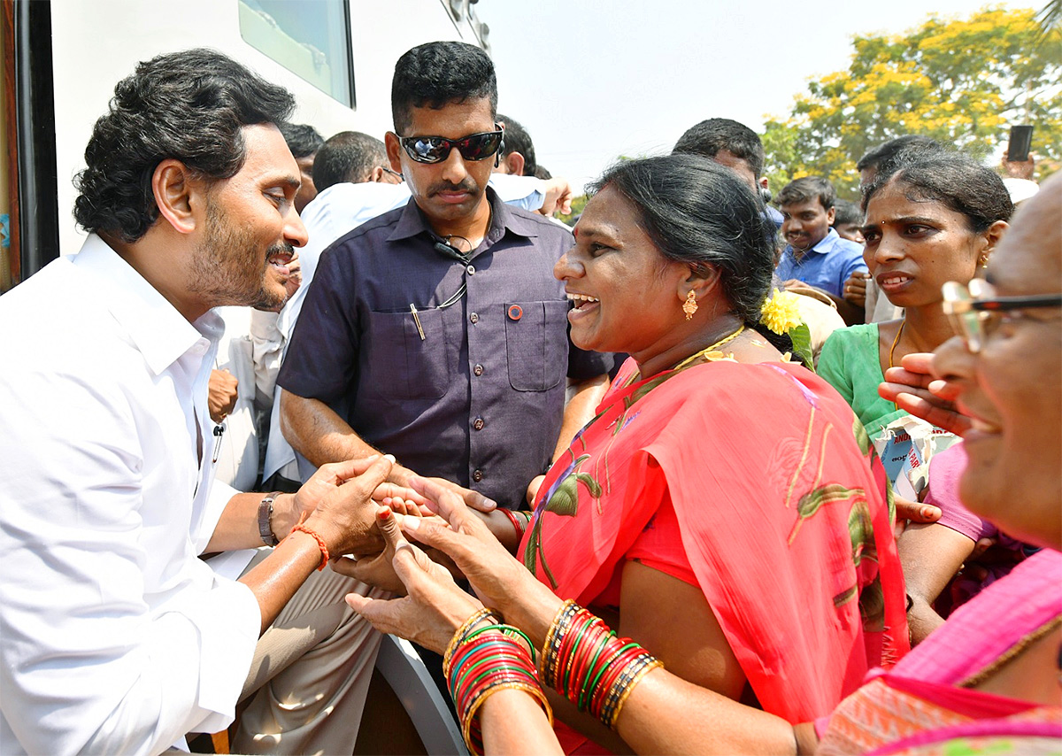 Memantha Siddham CM Jagan Bus Yatra West Godavari Photos - Sakshi7