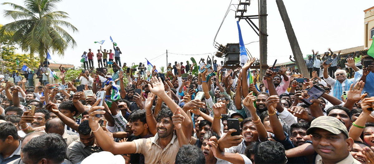 Memantha Siddham CM Jagan Bus Yatra West Godavari Photos - Sakshi8