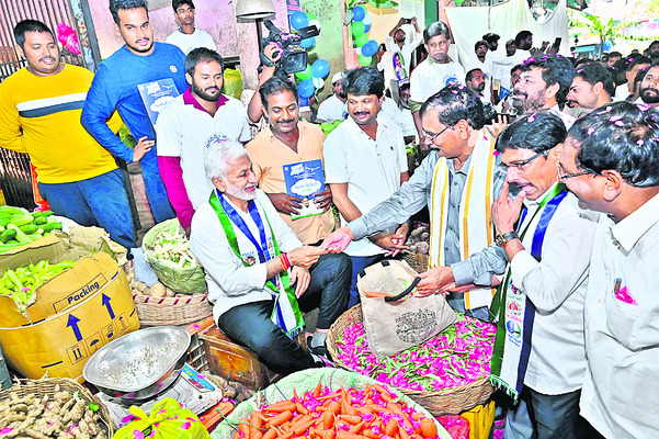 కూరగాయలు విక్రయిస్తున్న విజయసాయిరెడ్డి 1