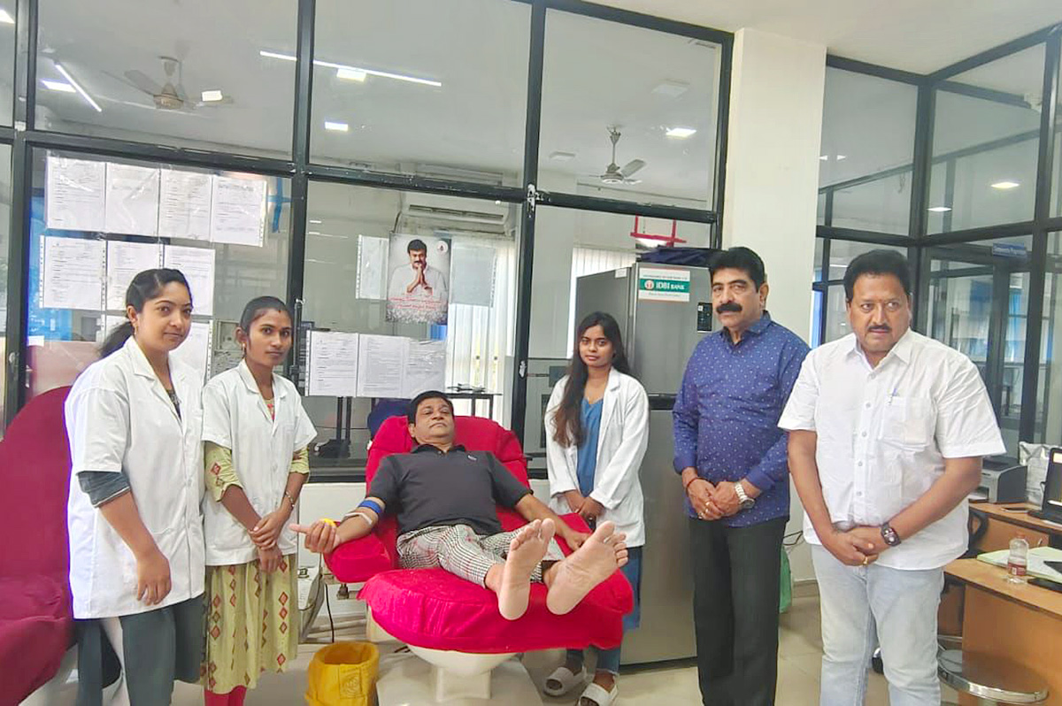 Actor Maharshi Raghava to Donate Blood 100th Time at Chiranjeevi Blood Bank  - Sakshi4