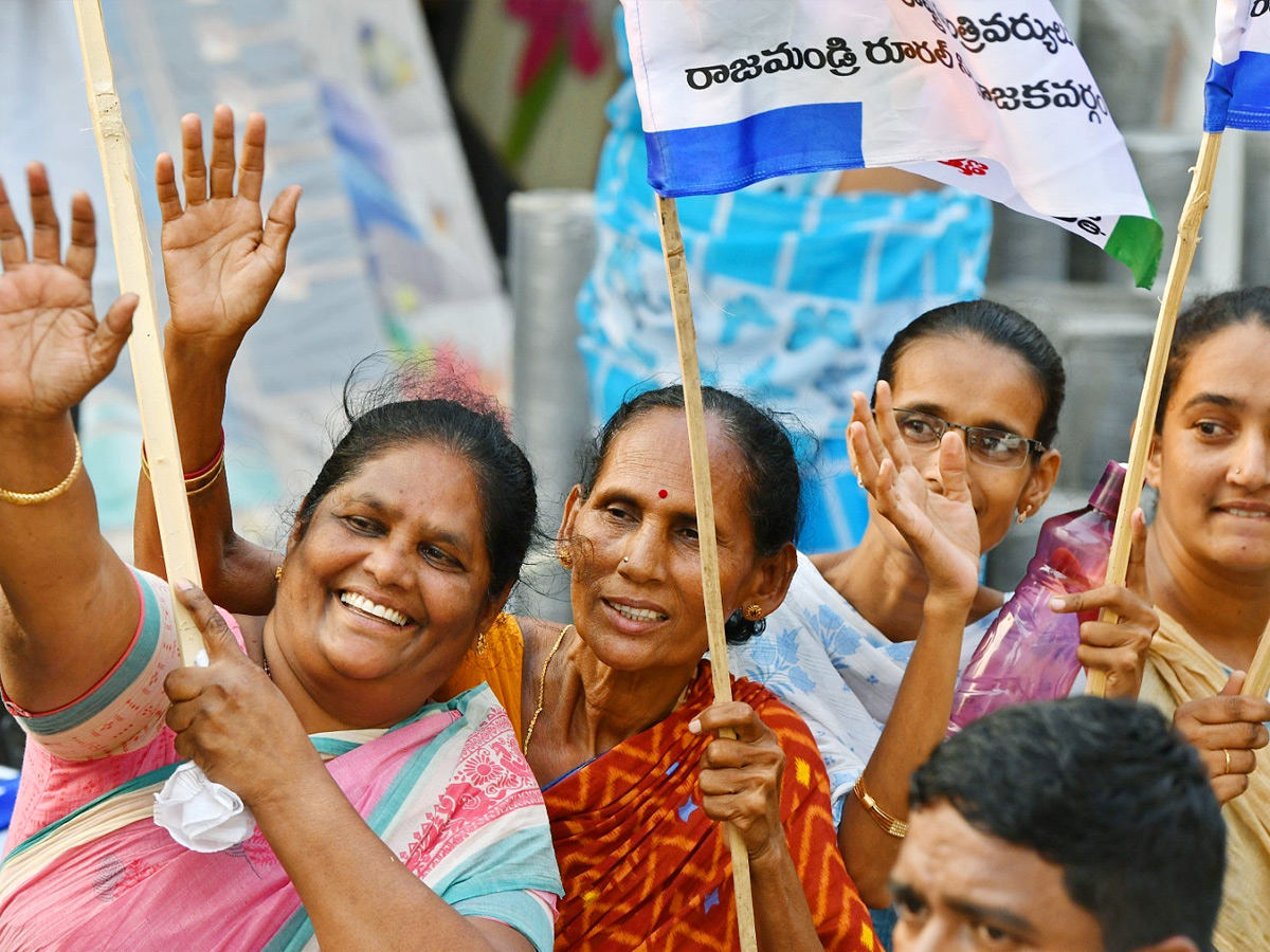 CM Jagan Memantha Siddham Bus Yatra Photos - Sakshi17