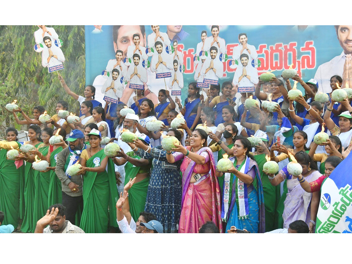 CM Jagan Memantha Siddham Bus Yatra Photos - Sakshi20