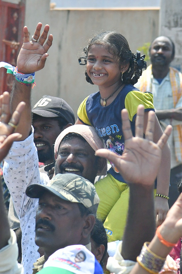 CM Jagan Memantha Siddham Bus Yatra Photos - Sakshi4