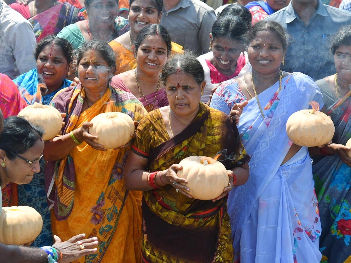 CM Jagan Memantha Siddham Bus Yatra Photos - Sakshi5