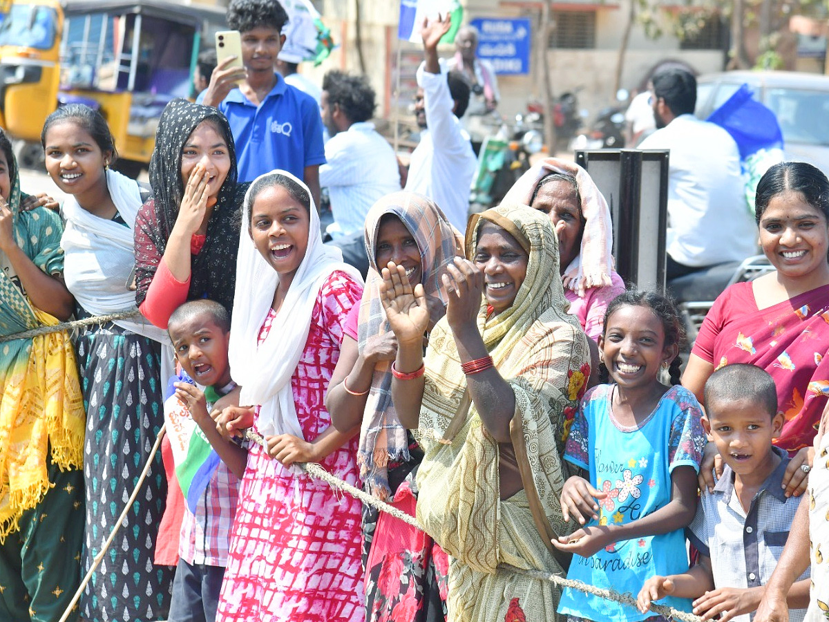 CM Jagan Memantha Siddham Bus Yatra Photos - Sakshi6