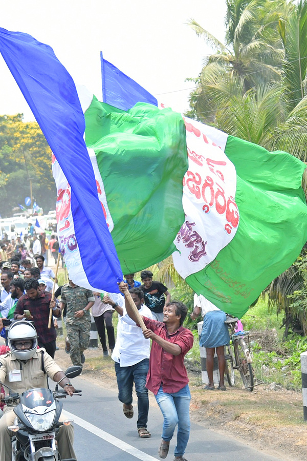 CM YS Jagan Memantha Siddham Bus Yatra At Ravulapalem Konaseema District Photos - Sakshi18