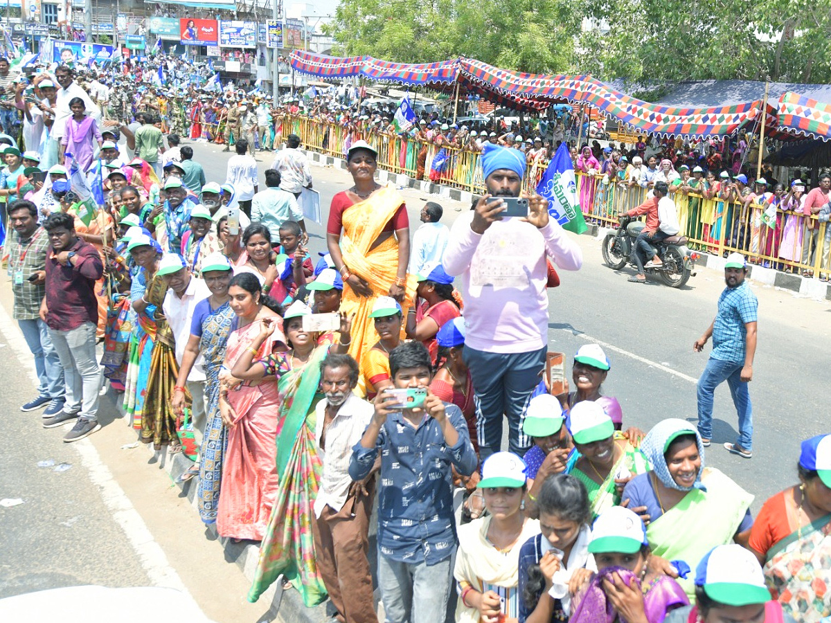 CM YS Jagan Memantha Siddham Bus Yatra At Ravulapalem Konaseema District Photos - Sakshi19