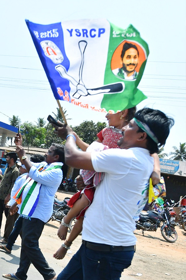 CM YS Jagan Memantha Siddham Bus Yatra At Ravulapalem Konaseema District Photos - Sakshi9