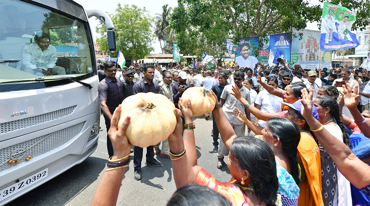 ys jagan memantha siddham bus yatra westgodavari photos - Sakshi31