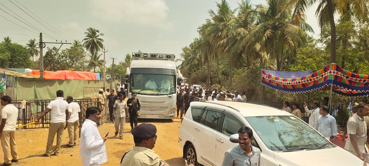 ys jagan memantha siddham bus yatra westgodavari photos - Sakshi6