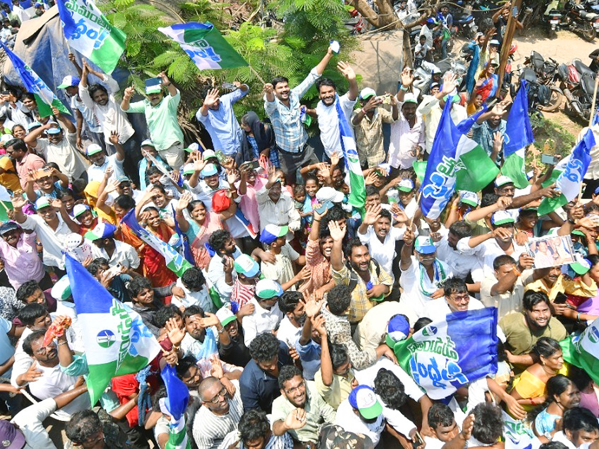 CM YS Jagan Memantha Siddham Bus Yatra Photos - Sakshi15