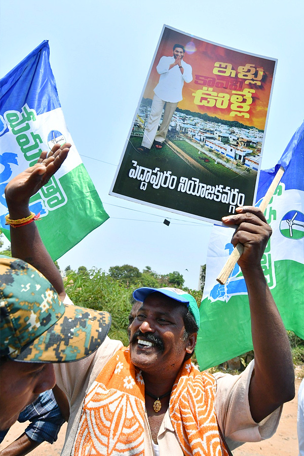 CM YS Jagan Memantha Siddham Bus Yatra Photos - Sakshi17