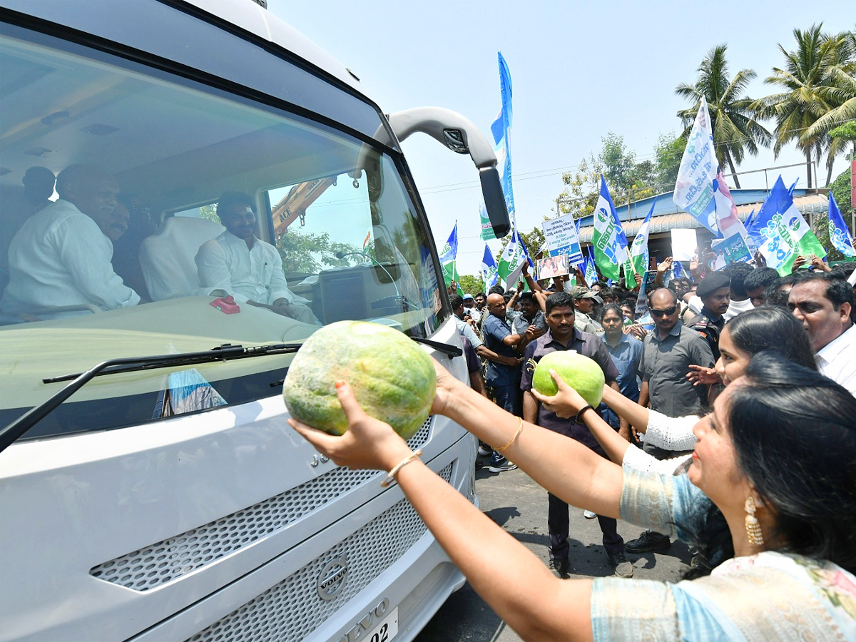 CM YS Jagan Memantha Siddham Bus Yatra Photos - Sakshi18