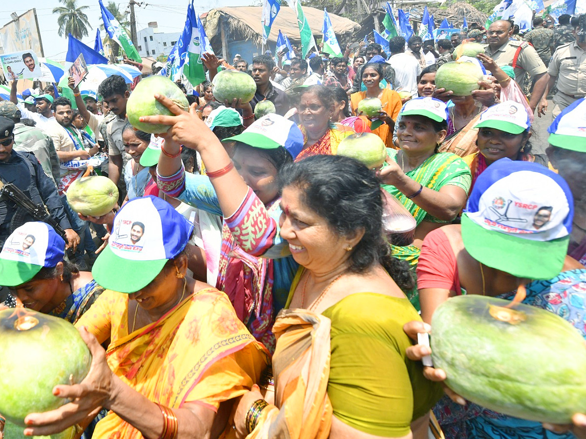 CM YS Jagan Memantha Siddham Bus Yatra Photos - Sakshi21