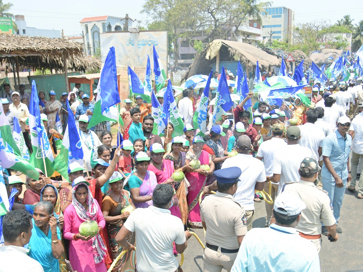 CM YS Jagan Memantha Siddham Bus Yatra Photos - Sakshi4