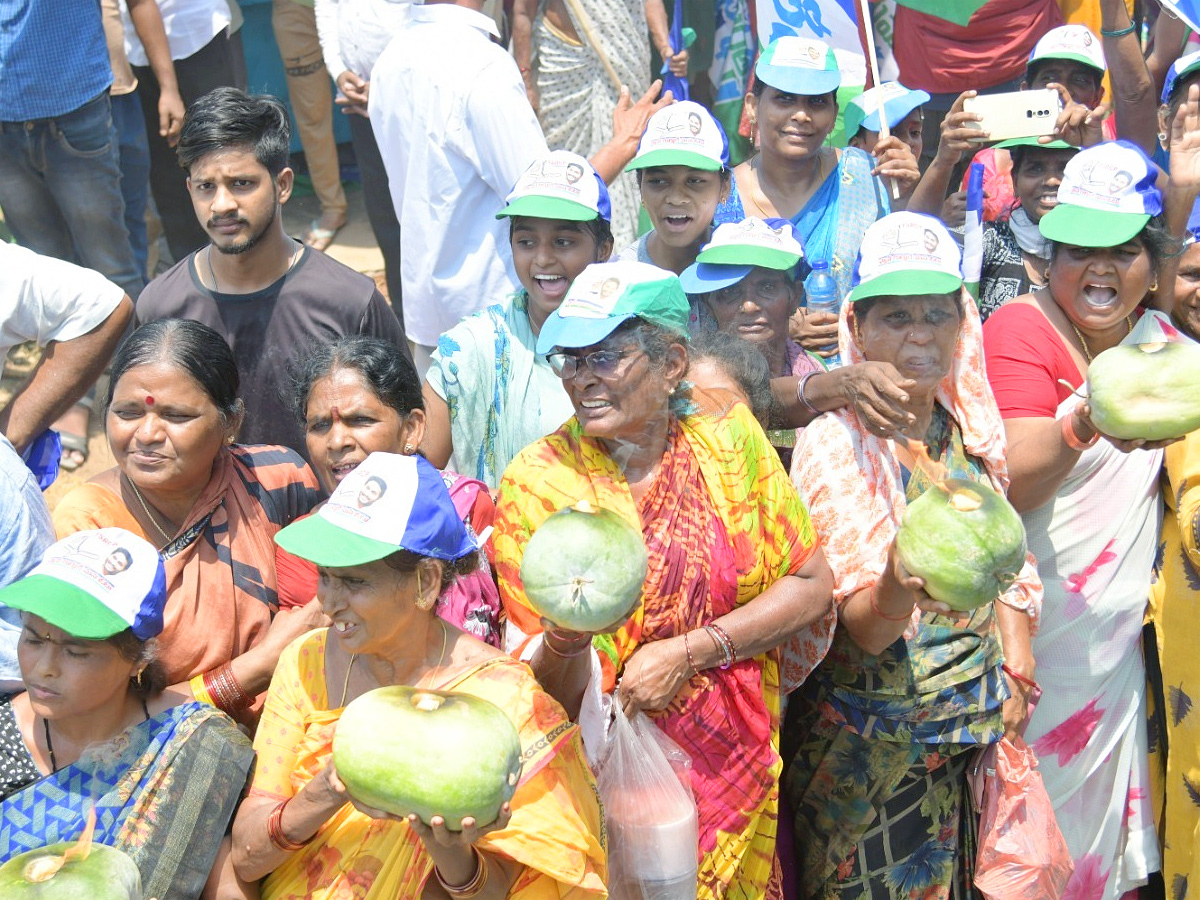 CM YS Jagan Memantha Siddham Bus Yatra Photos - Sakshi5