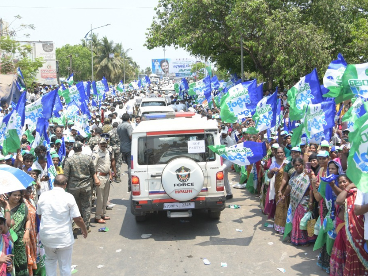 CM YS Jagan Memantha Siddham Bus Yatra Photos - Sakshi6