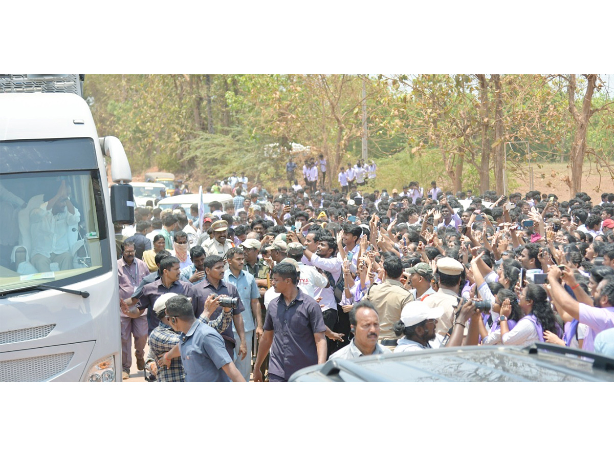 CM YS Jagan Memantha Siddham Bus Yatra Photos - Sakshi7