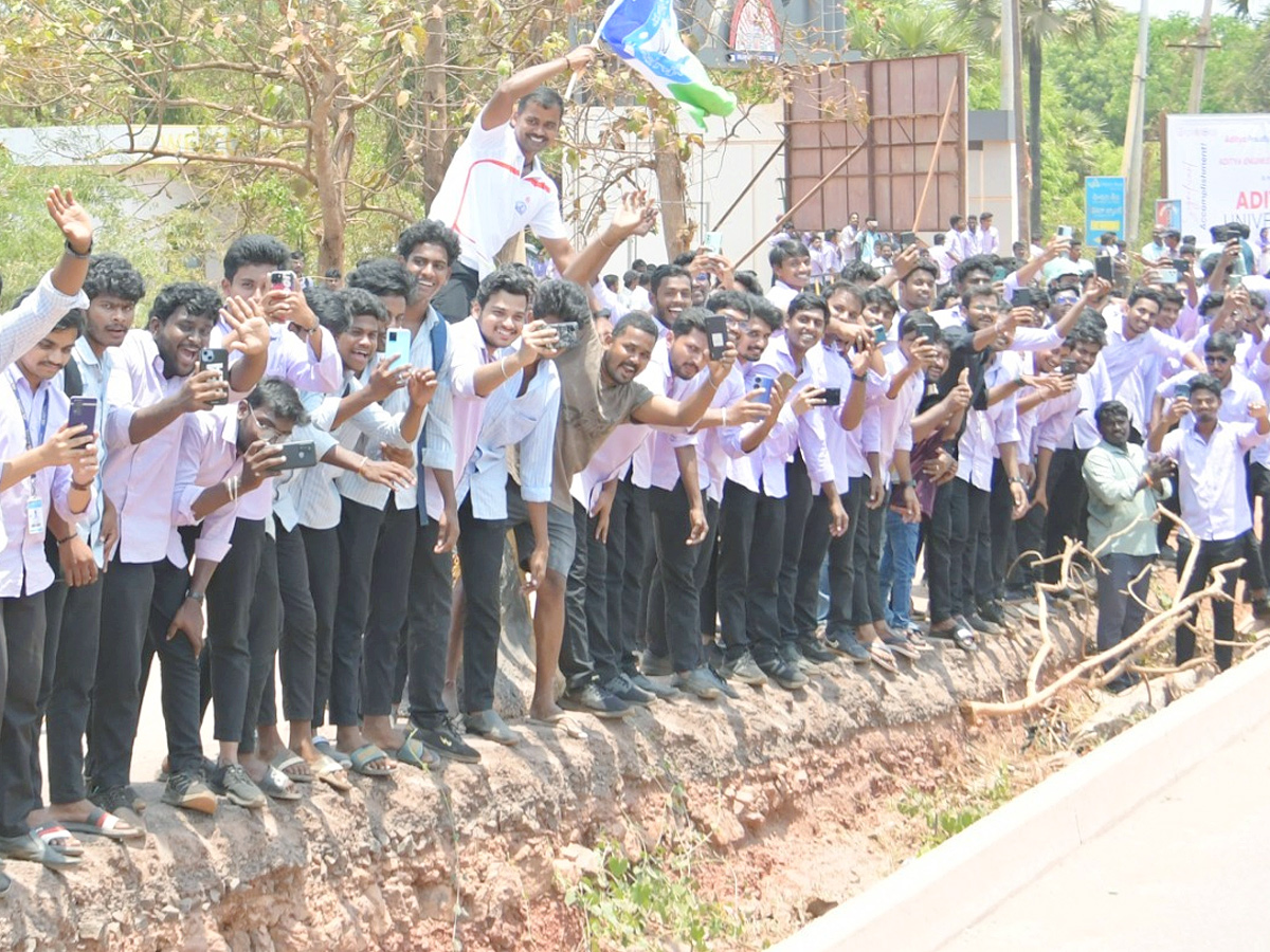 CM YS Jagan Memantha Siddham Bus Yatra Photos - Sakshi9