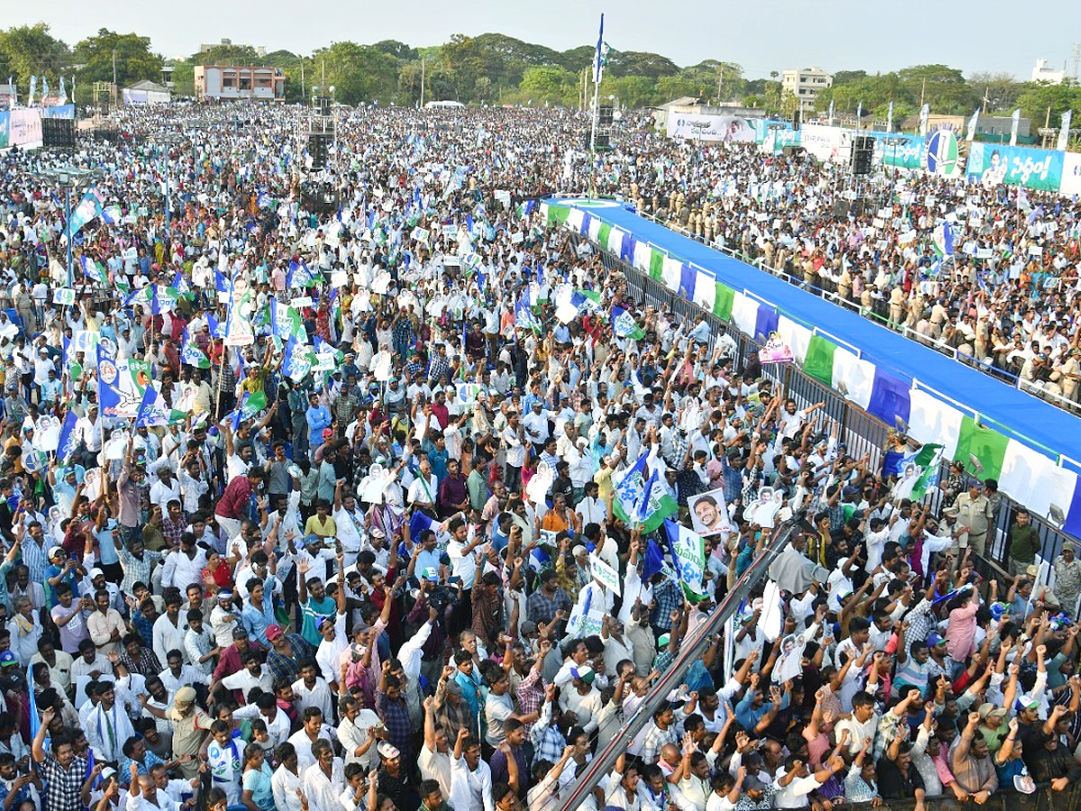 CM YS Jagan Memantha Siddham Bus Yatra Public Meeting At Kakinada Photos - Sakshi2