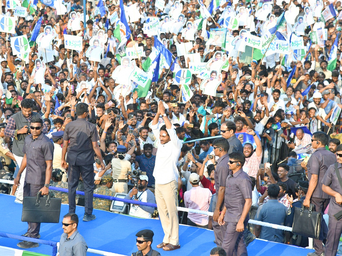 CM YS Jagan Memantha Siddham Bus Yatra Public Meeting At Kakinada Photos - Sakshi11