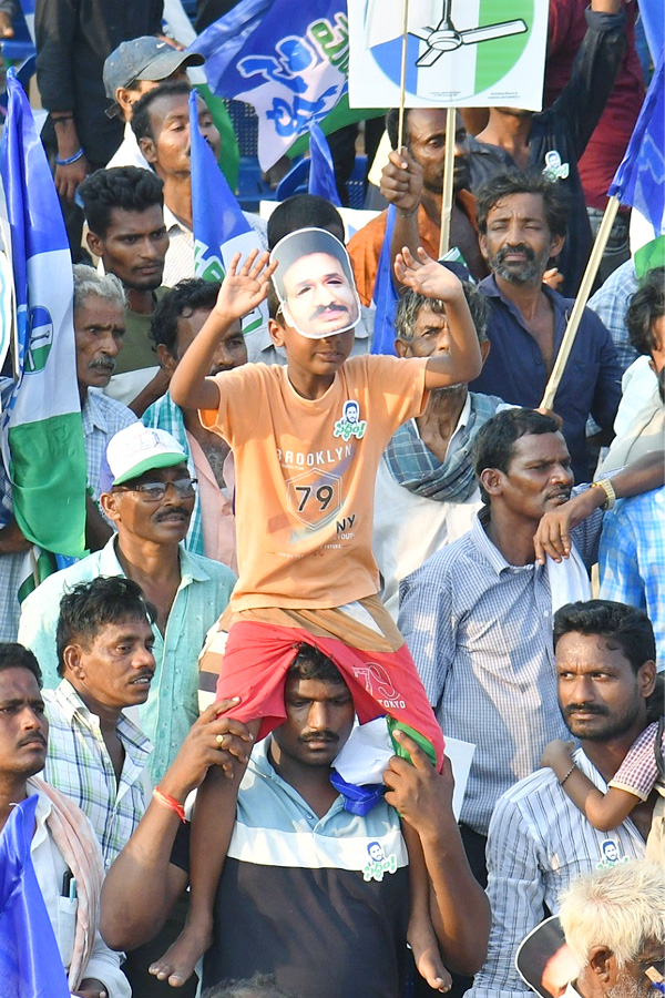 CM YS Jagan Memantha Siddham Bus Yatra Public Meeting At Kakinada Photos - Sakshi12