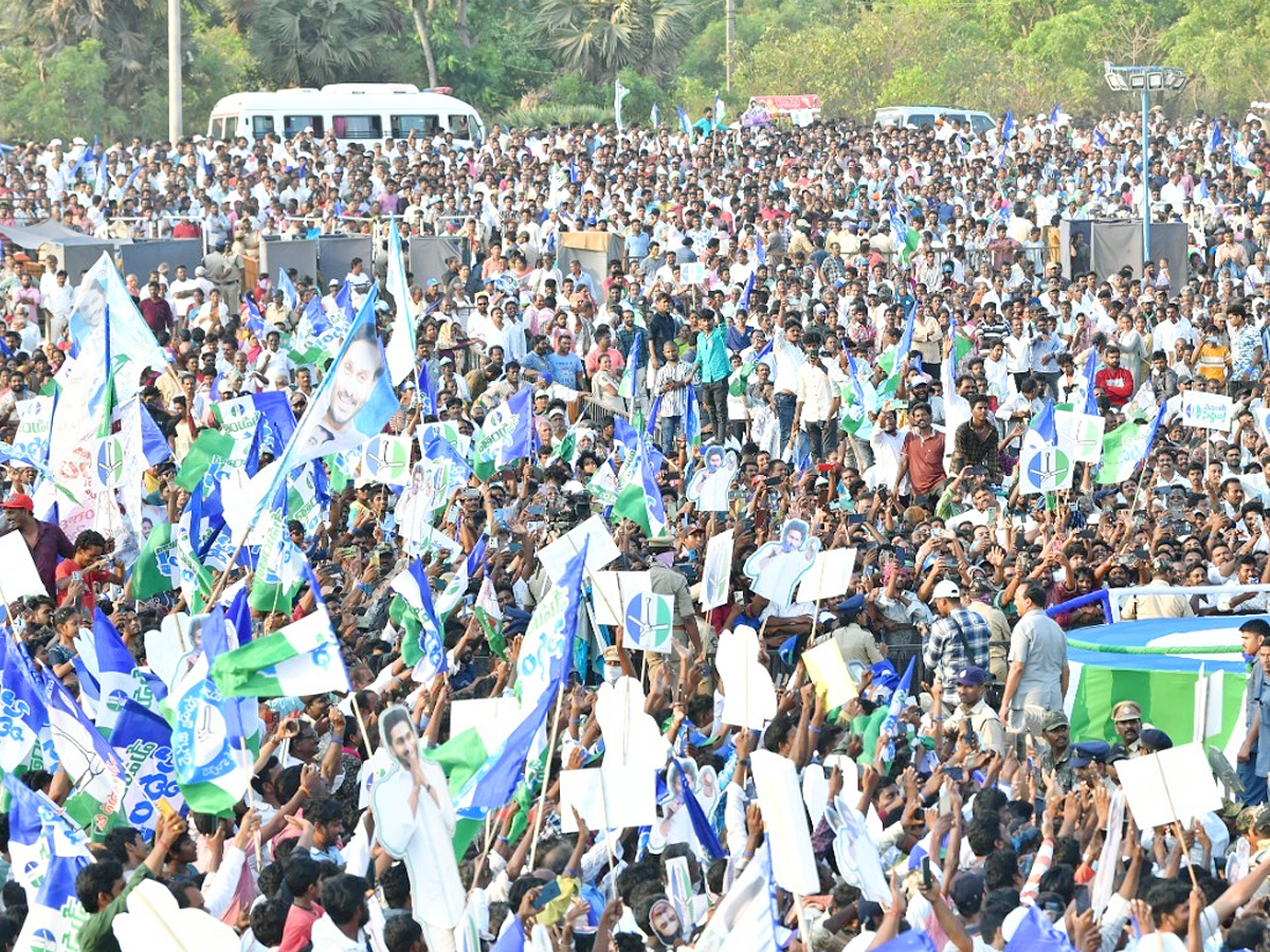 CM YS Jagan Memantha Siddham Bus Yatra Public Meeting At Kakinada Photos - Sakshi13