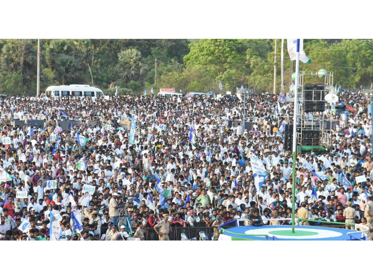 CM YS Jagan Memantha Siddham Bus Yatra Public Meeting At Kakinada Photos - Sakshi14