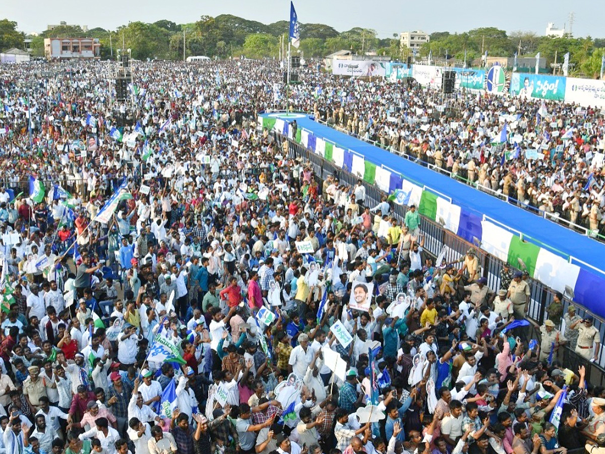 CM YS Jagan Memantha Siddham Bus Yatra Public Meeting At Kakinada Photos - Sakshi15