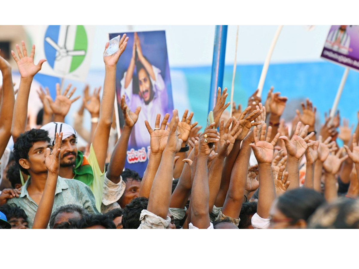 CM YS Jagan Memantha Siddham Bus Yatra Public Meeting At Kakinada Photos - Sakshi16