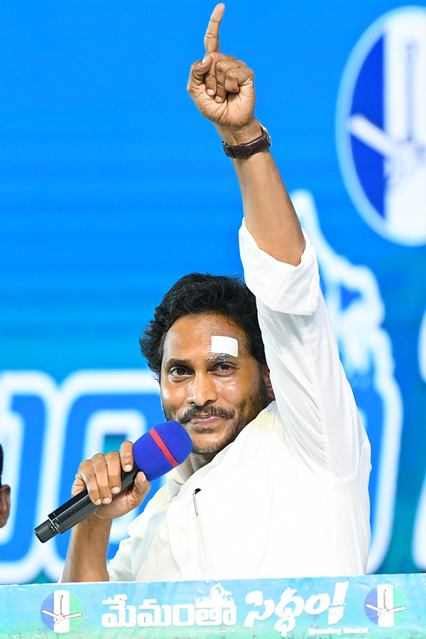 CM YS Jagan Memantha Siddham Bus Yatra Public Meeting At Kakinada Photos - Sakshi17